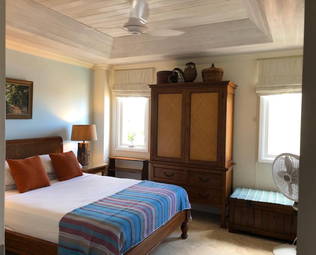 White Sands Beach Condos Christ Church Extérieur photo
